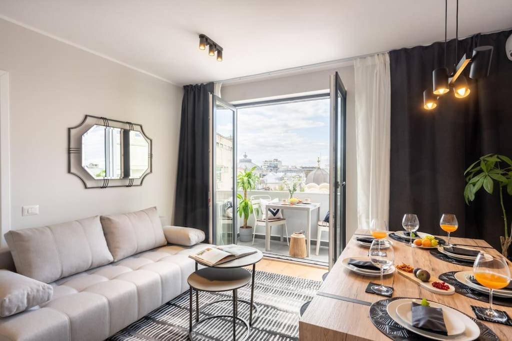 Stunning Views 2Br Midtown Flat - Charming Balcony Apartment Букурещ Екстериор снимка