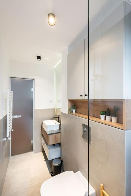 Stunning Views 2Br Midtown Flat - Charming Balcony Apartment Букурещ Екстериор снимка